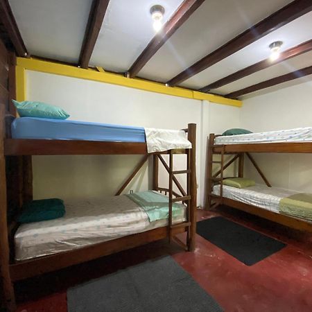 Casa De La Iguana Hostel Livingston Bagian luar foto