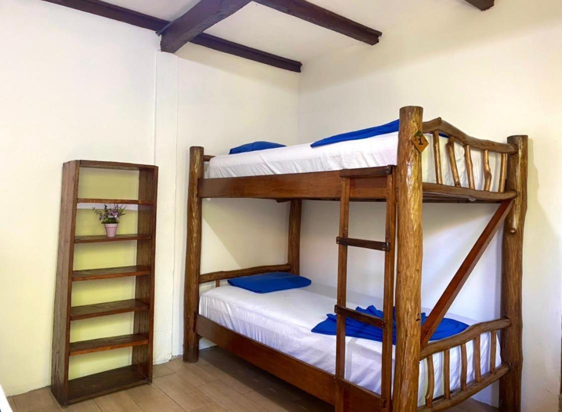Casa De La Iguana Hostel Livingston Bagian luar foto