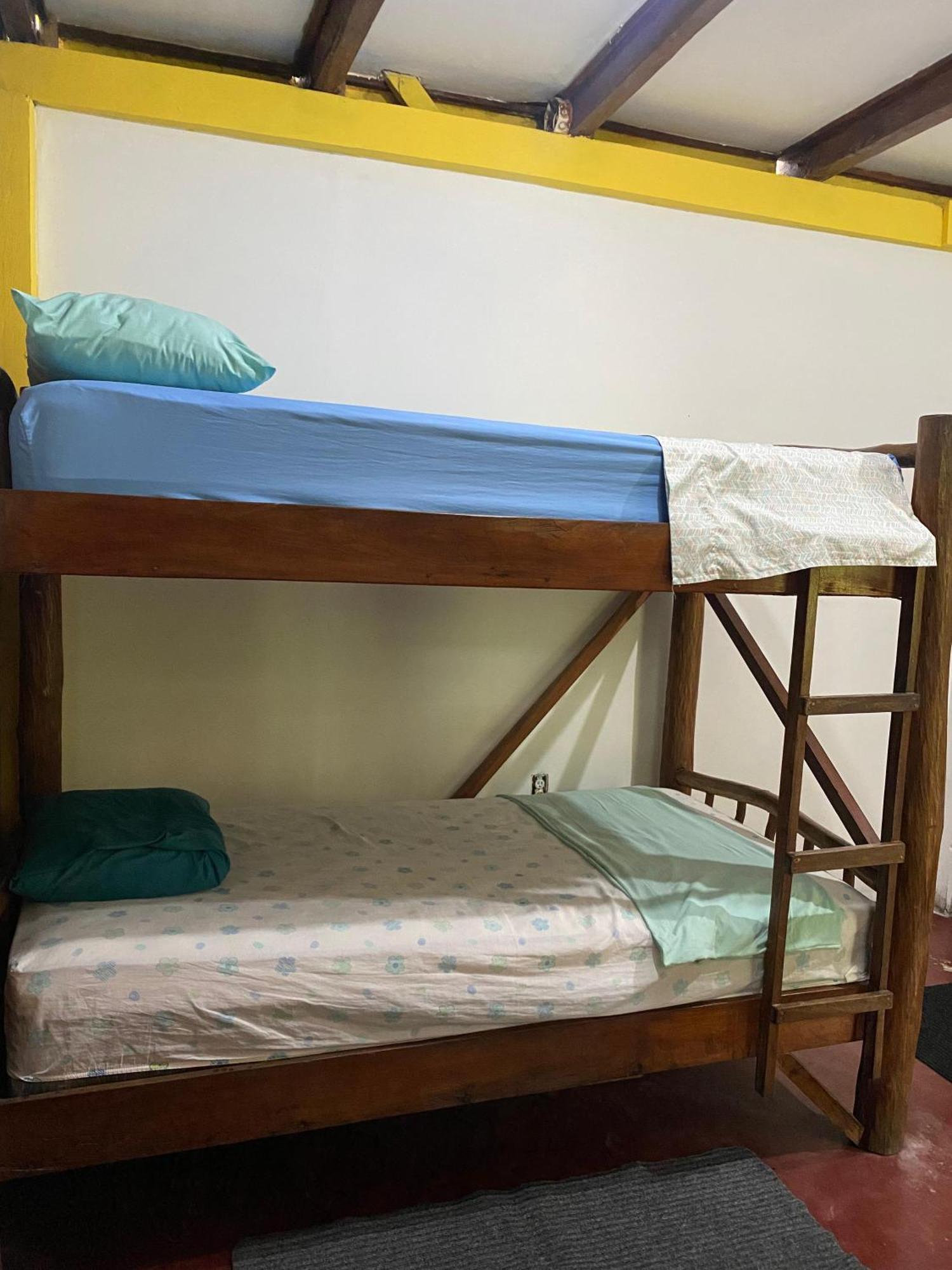 Casa De La Iguana Hostel Livingston Bagian luar foto