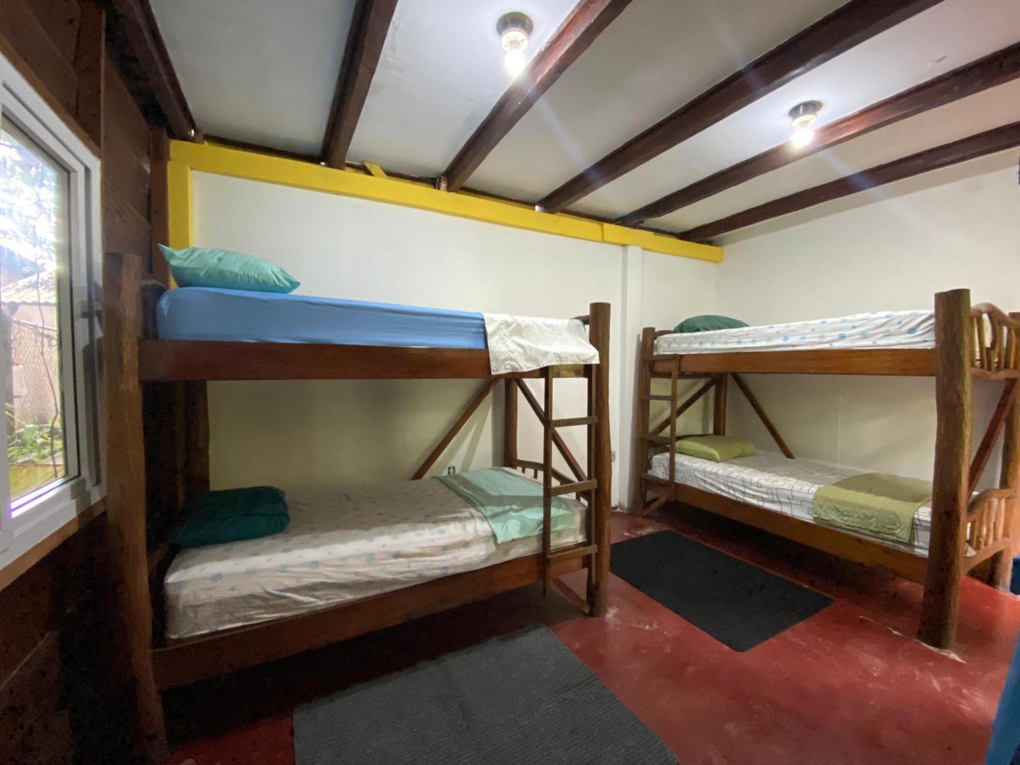 Casa De La Iguana Hostel Livingston Bagian luar foto