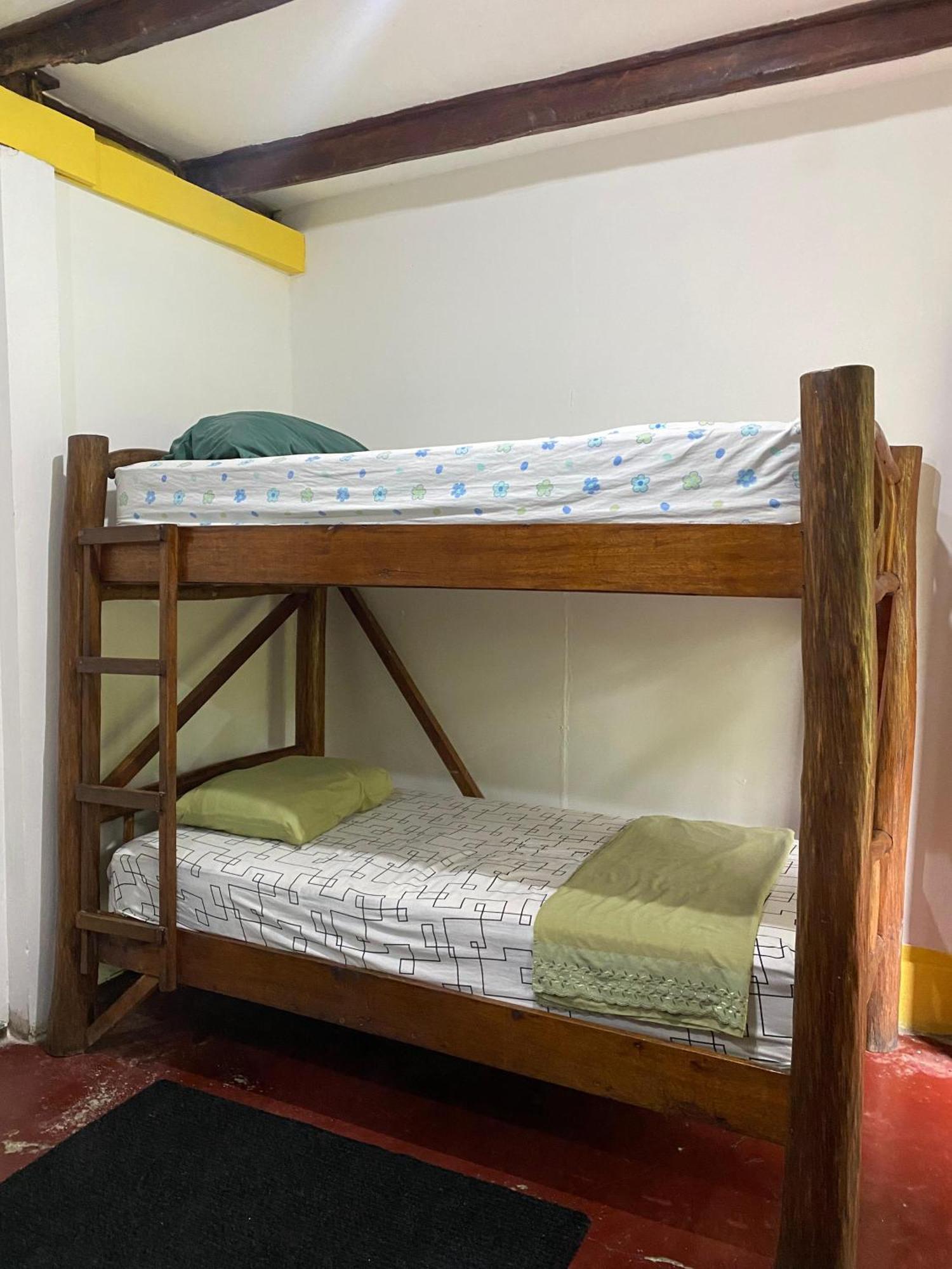Casa De La Iguana Hostel Livingston Bagian luar foto