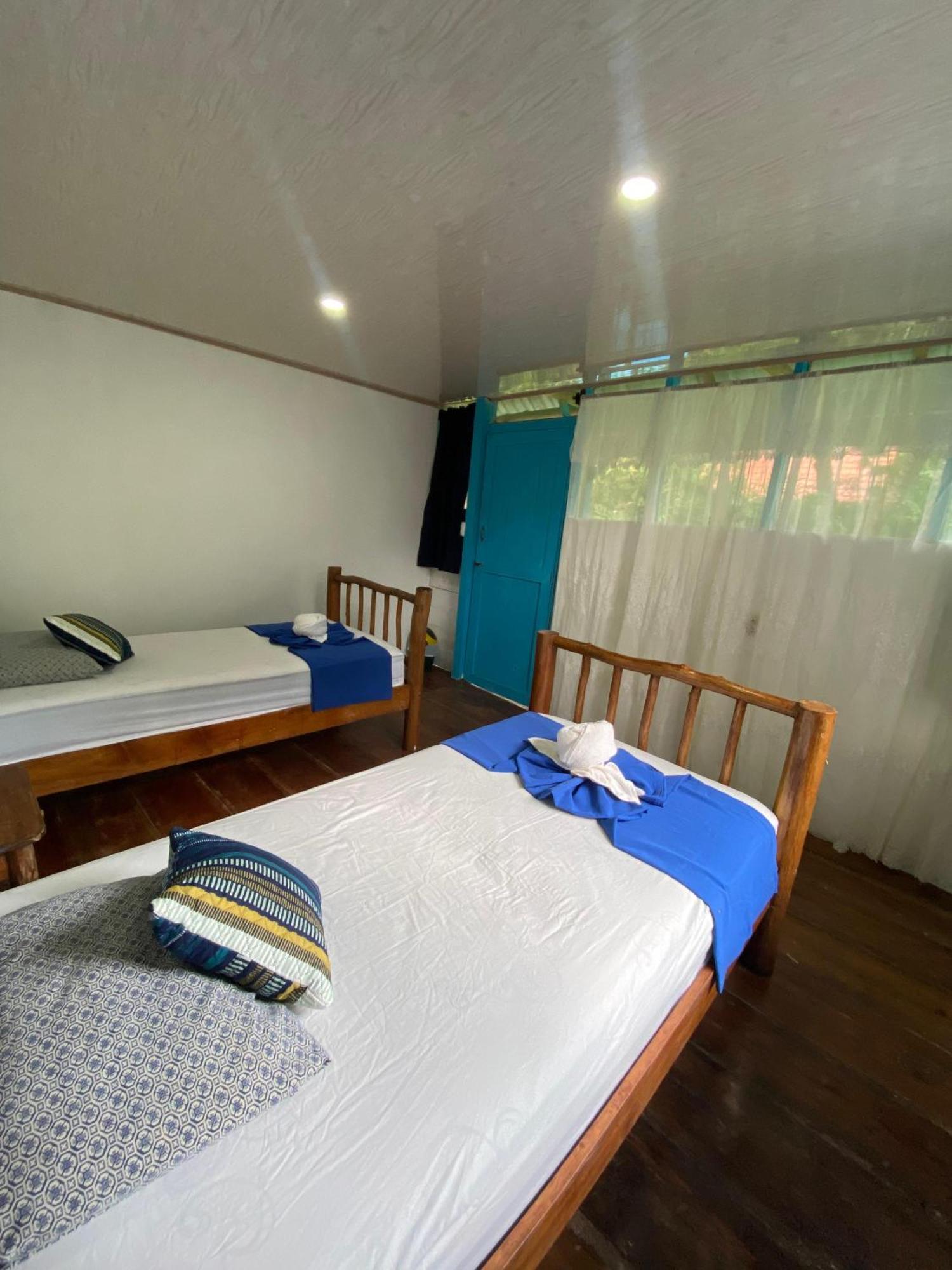 Casa De La Iguana Hostel Livingston Bagian luar foto
